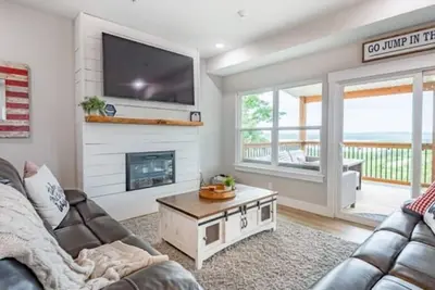 Image de Lakeside Retreat + Hot Tub + Pools + Pickleball