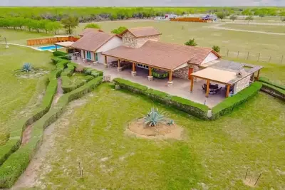 Image de Beautiful Home in a 8 acre Ranch near to the city.