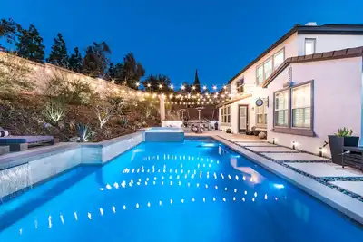 Image de Designer Oasis Home with Pool & Spa - 5 Bedrooms