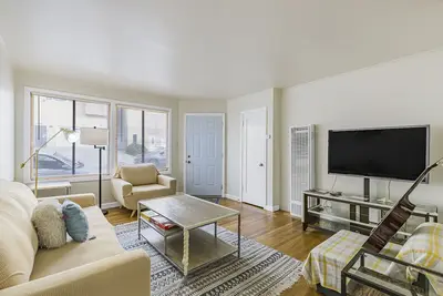 Image de 3 Bedroom House, Walking Distance to Bart, Attached Garage, Game Room, and Views