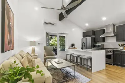 Image de The Ellen Downtown Condo | Host Gatherings | Walk to Stadium