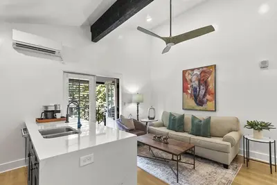 Image de The Polly Luxury Condos Blocks from Stadium | Walk Downtown