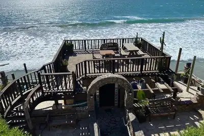 Image de Cliffside Retreat over the Pacific Ocean- Crashing waves & Spectacular Sunsets.
