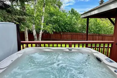 Image de Gorgeous Mountain Views, peaceful retreat with Hot Tub, Fenced Yard & Huge Deck!