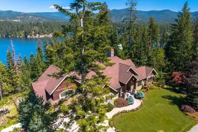 Image de Magnificent Lake Home on Hayden Lake - Gorgeous home with a Boat Dock!
