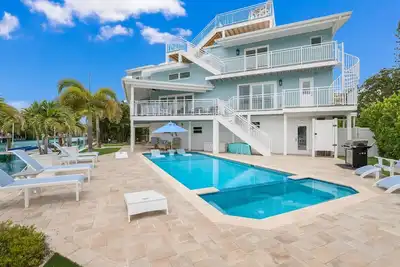 Image de Dragonfly Harbour: Spectacular Canal Front Home, Pool, Hot Tub Rooftop Deck by Anna Maria Life