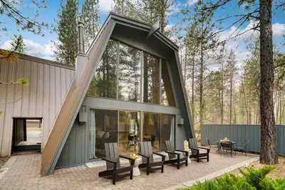 Image de Hot Tub + Fireplace | Walkable to Sunriver Village | Alder by AvantStay