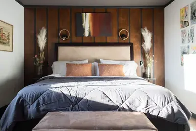 Image de Cozy, pet friendly, Mid-Century style home loaded with books, movies, games.