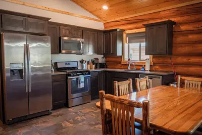 Image de Cozy 2-Bedroom Log Cabin Retreat Near Town – Full Kitchen