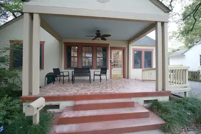 Image de Shady Oaks 4 bedroom Compound! 25 min walk to Tiger Stadium!