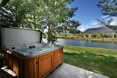 Image de Private Hot Tub! Lakefront-Walk Out to Sup, 3 Suites. Easy Drive to Town