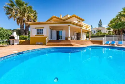 Image de Villa Ocre, avec 4 chambres à coucher, à 500 mètres de la plage de Gale
