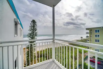 Image de Steps to Sand: Satellite Beach Condo w/ Views!