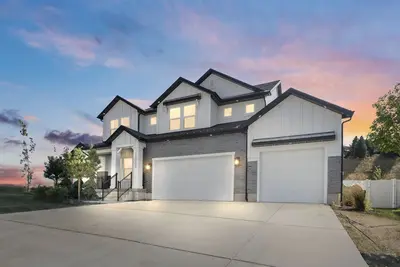 Image de Stunning Modern Craftsman 4 Bedroom Home in Draper