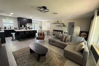 Image de Open Layout House with Large Backyard 5 mins from beach