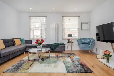 Beautiful 2 bedrooms split level Fulham Apartment