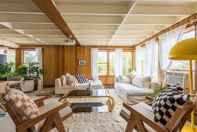 Image de Goldie Point is a dreamy retro beach escape experience!