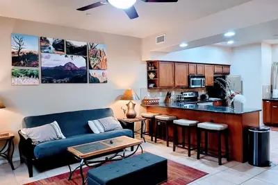 Image de Beds For 9 Heads! In the Hot Middle of All The Action!