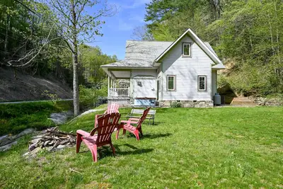 Image de Listen to the rushing creek from the porch of Cascade Cottage!