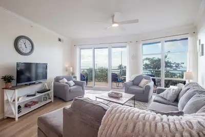 Image de Tranquil Beach Front 2Bed 2Bath Condo with large patio - Family Friendly
