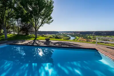 Image de Canyon Rim Home - Heated Pool, Hot Tub, Game Room