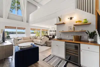 Image de Newly Remodeled Lake House with Private Dock!