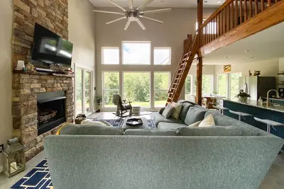 Image de Modern home, year-round mountain view, 30acres, hot tub, orchards & wineries