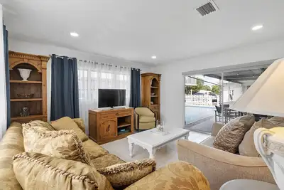 Image de Unité de 2 chambres et 2 salles de bain au bord de la piscine avec jardin privé