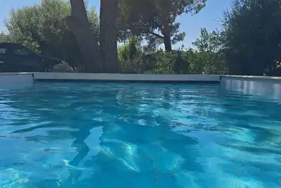 Image de A 10mn du centre ville à pied, appartement dans villa, piscine privée et parking