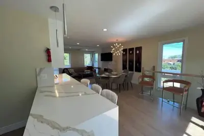 Image de Lakefront property, minutes from McCormick Place and Downtown Chicago.