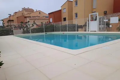 Image de Logement classé 2 étoiles au rdc avec piscines / plage / ponton pour bateau