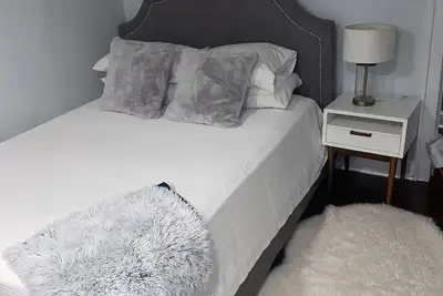 Image de Beautiful private studio. private entrance and parking thank you, place to work,