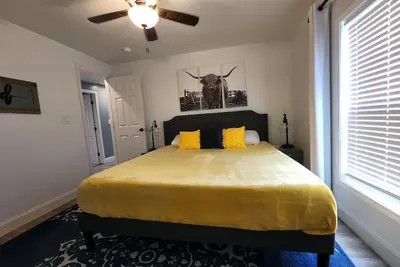 Image de King Bedroom, Outdoor Cabana w/ Bed Swing, Quiet House Minutes to D/T Louisville