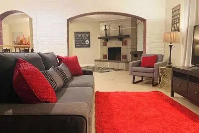Image de Mid Century Ranch, Hop Skip and a Jump to downtown