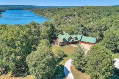 Image de Ozark log cabin near Eureka Springs | Sleeps 32 | 4 boat slips | No cleaning fee