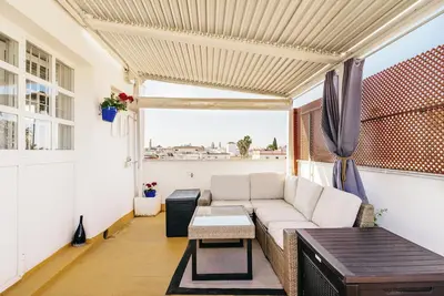 Central duplex apartment with private rooftop terrace + free parking