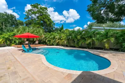 Image de Mid-Century Pool Home in Arlington Park