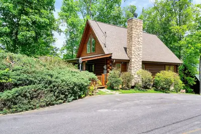 Image de Great Cabin sleeps 8, New Furnishings, Loft w/ Arcade Games, Hot Tub & Fireplace