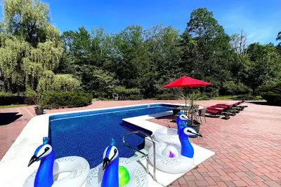 Image de ☀️ 2 Acre Pocono House With Private Pool • Tennis Court • Huge Backyard • Patio ☀️