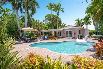 Image de Waterfront & Heated Pool- Tropical 2b/2b w/ Private Dock