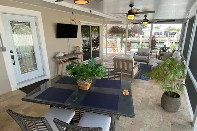 Image de Spend your endless summer on the spectacular screened in porch with classy upgra
