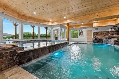 Image de Indoor Pool, Outdoor Hot Tub, Fire Pit, Mtn View, Game~Theater Room. sleeps 21 💖 💖