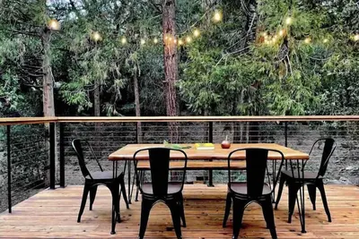 Image de All New, 3 Bdrms, Hot Tub, near town and trails