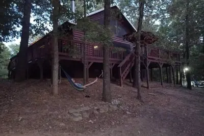 Image de 2 story log cabin with lake view. Located in front of Raymond Gary state park.