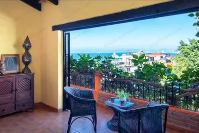Image de 2 bedroom/2 bathrooms with stunning beach views!