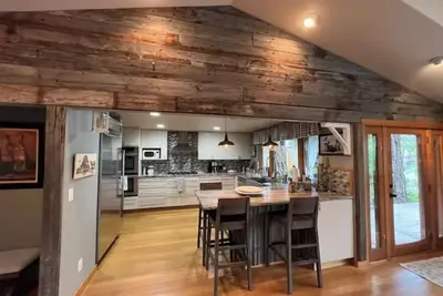 Image de Beautiful lakefront home in Vida, Or