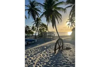 Image de La Brisa Monthly Rental across the street from Smathers Beach