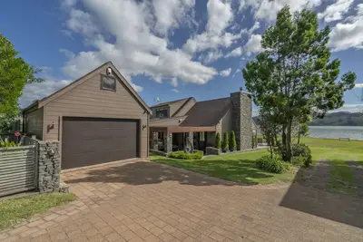 Image de Waterfront property - House plus guest house