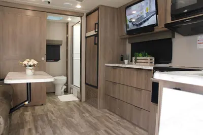 Image de Cozy new trailer situated near restaurants and stores.