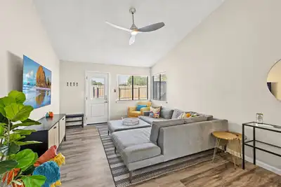 Image de Bright, welcoming home minutes from Q2 + Domain